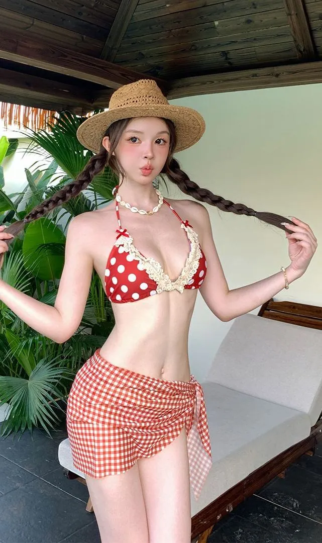 红波点蕾丝边比基尼配红格纹围裹裙与草帽